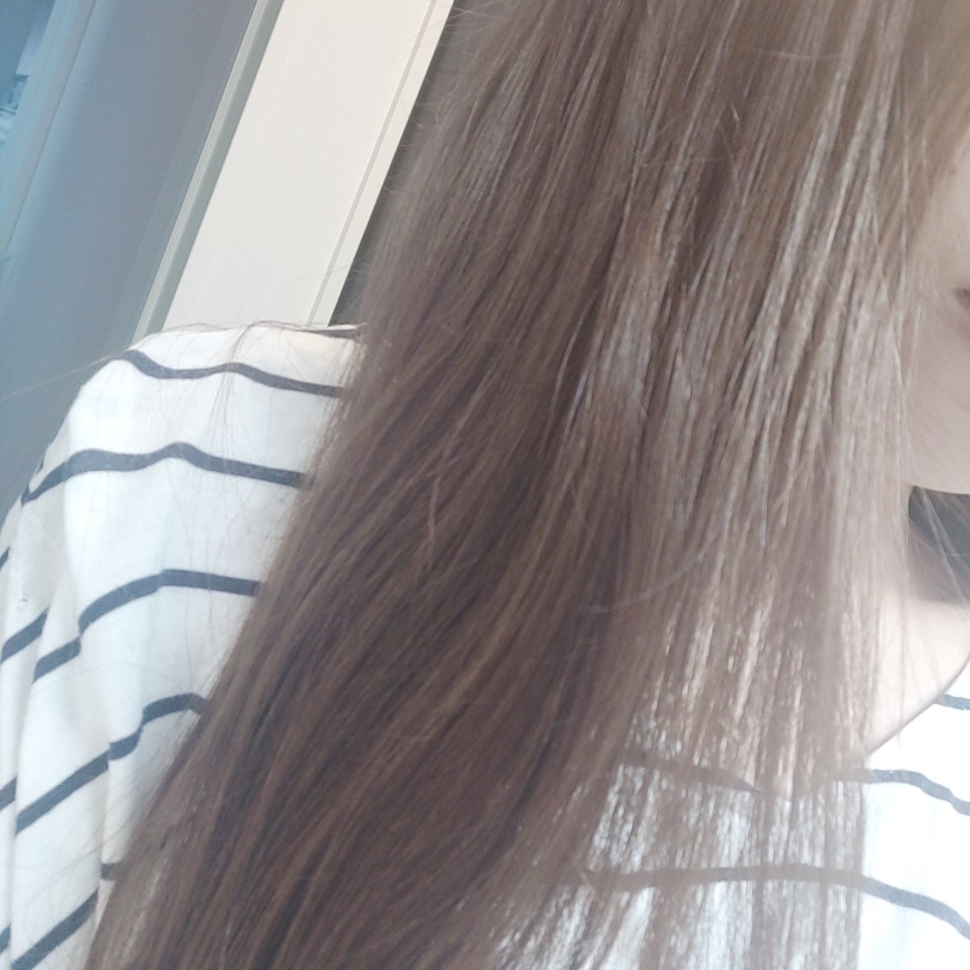 ぱるママ 色落ちしてきた髪にいい グレー使用です 黄色くなった私の髪に入れるとアッシュっぽくなってよかった 手軽だし使いやすいし最高 Tint Bar Tintbar ティントバー 韓国風カラー オルチャンカラー 韓流カラー 韓国ヘア カラー