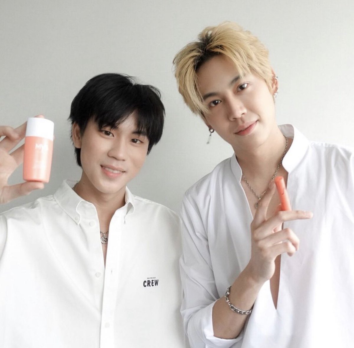 mistineshop's tweet photo. #ของมันต้องมี 💋 พกได้พกเลยค่ะ
ตัวช่วยปากนุ่มชมพูบางๆ กับครีมกันแดดที่ต้องทาทุกวัน ใช้คู่กันแบบ "บุ๋น-เปรม" คือดีย์มาก
✨ MYSS Black Magic 
✨ MYSS Princess aura sunscreen

#MYSScosmetic
#myssxuwmaseries
#prem_space
#อมยิ้มของบุ๋นไออุ่นของเฮีย
#บุ๋นเปรม
#mistinebeautyshop https://t.co/GsfhmhBBmH