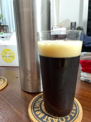 mochiDisco's tweet photo. そーいや。三島の〆に#sliderhouse 行ったんだった
#rainbowbootshazy と #nitrocreamale
なんかお客さんいなかったからか、商売感ない接客で居心地微妙だったけども。ビールに罪はない
#urbanmellow お持ち帰り。これはだいぶツボでした
#beer #craftbeer #beerstagram
#repubrew #misihma #numazu https://t.co/pGv3cXX7Rg