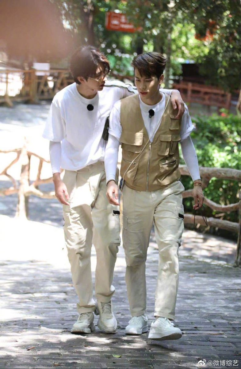 JacksonWGlobal's tweet photo. [WEIBO] 210530 新浪综艺 (1/2)

Jackson and Cai Xukun looks chummy with their arms around each other during Keep Running recording in Sanya! 

#JacksonWang #王嘉尔 #잭슨 #TEAMWANG @JacksonWang852 @teamwangofcl https://t.co/LbxvaXl5KX