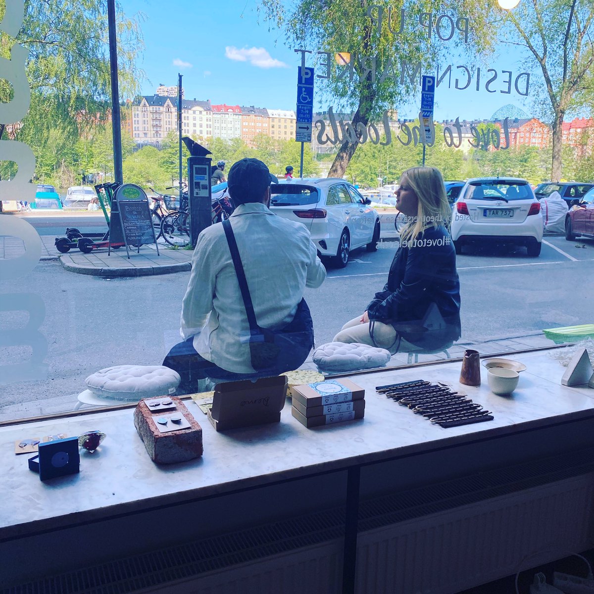 Tips för söndagspromenaden! 
Ta med morsan, brorsan eller vännen du knallar med. Vår popup på Kungsholmen är igång! 
När lokalen ofta stod tom bestämde  vi oss för att dela den med fler. Så nu finns 20 lokala makers samlade 

Kom förbi på Kungsholms strand 175.
#hållbart