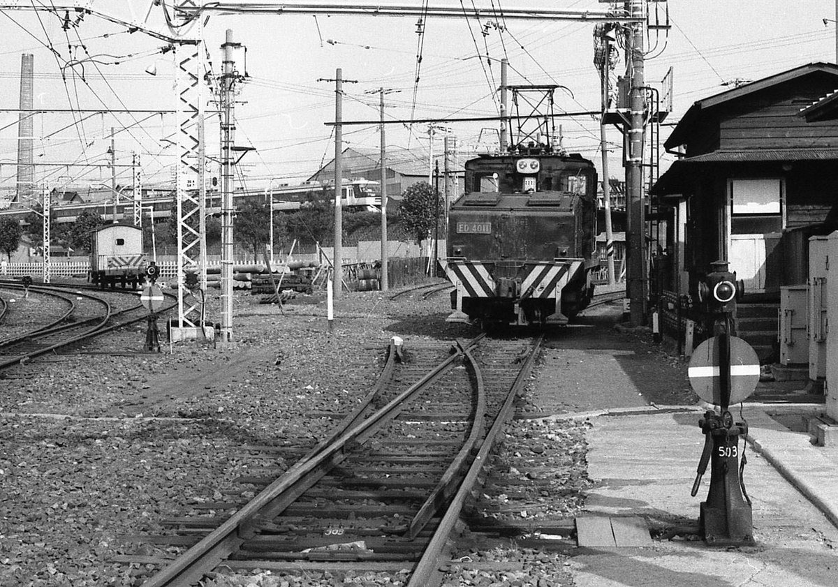 Monsieur Keisuke かつて 先ほどの踏切付近から隅田川沿いの千住貨物駅まで引込線が延びていました その昔は中千住 と言う駅もあったらしいのですが この敷地 現在は東武デリバリーの白い大きなビルになり 全く痕跡が見い出せませんでした 線路のカーブ