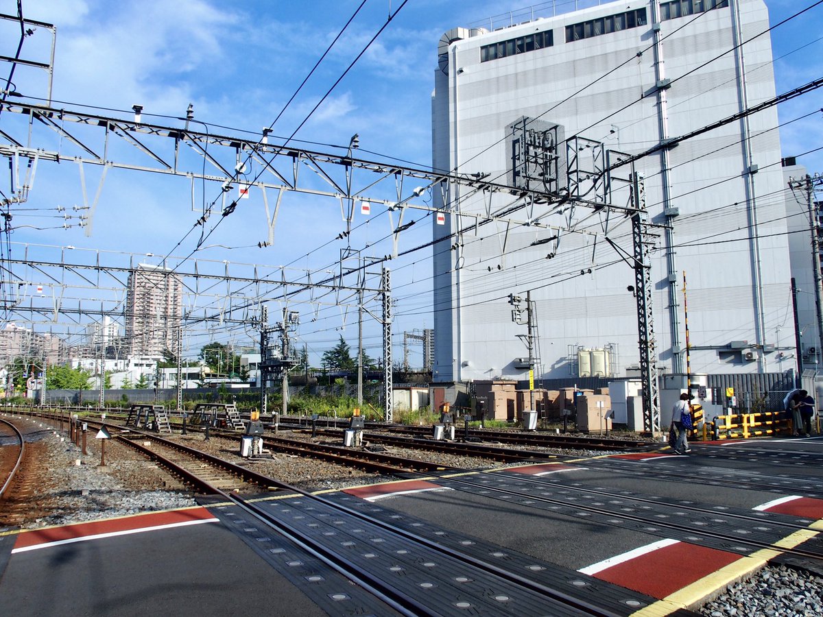 Monsieur Keisuke かつて 先ほどの踏切付近から隅田川沿いの千住貨物駅まで引込線が延びていました その昔は中千住 と言う駅もあったらしいのですが この敷地 現在は東武デリバリーの白い大きなビルになり 全く痕跡が見い出せませんでした 線路のカーブ