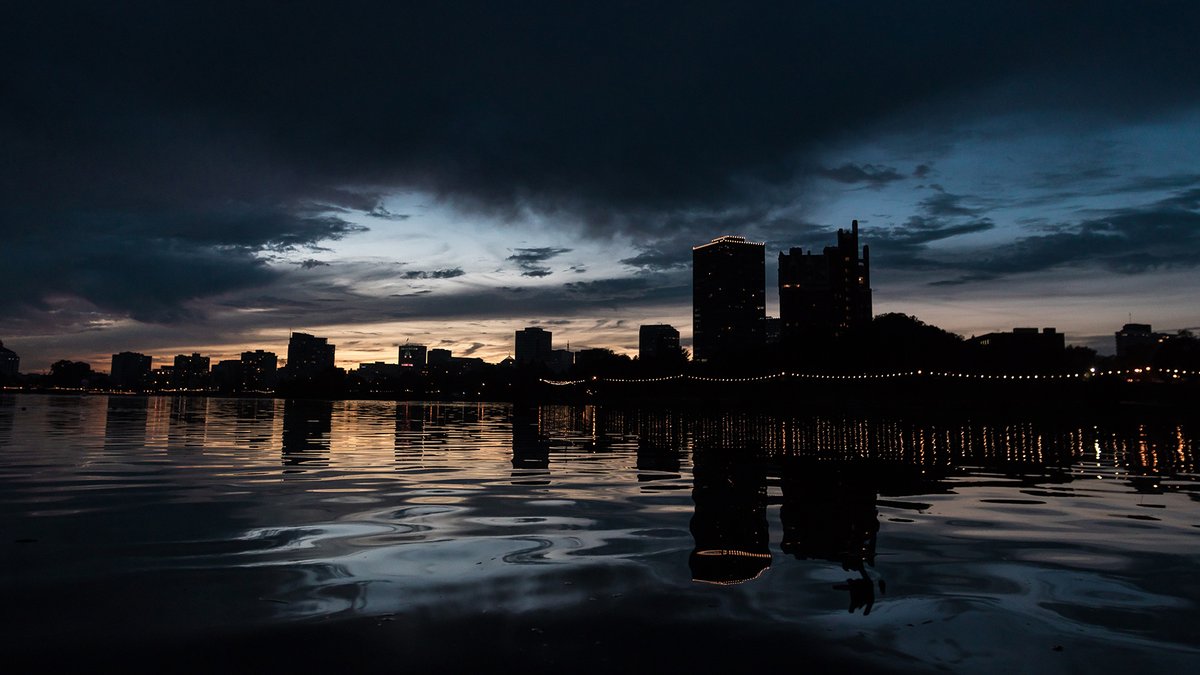 JGRpost's tweet photo. Los antiguos construyeron #Valdrada a orillas de un lago… De modo que al llegar el viajero ve dos ciudades: una directa sobre el lago y una de reflejo, invertida. No existe o sucede nada en una #Valdrada que la obra #Valdrada no repita… IC https://t.co/6SmSbGFN45