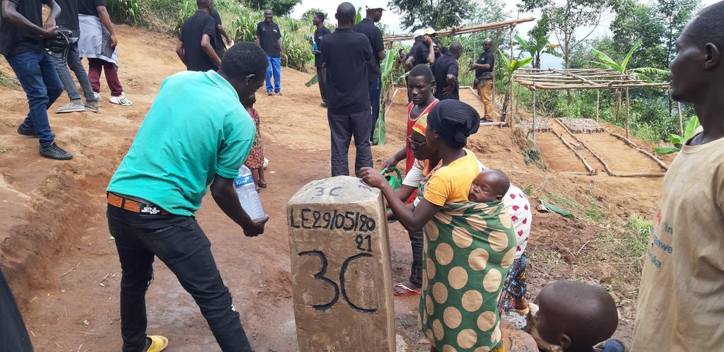LaNovaBurundi's tweet photo. #Bururi : Des peuples authoctones #Batwa de la sous colline #Honga , colline #Kiganda en commune et @Province_Bururi ont réçu de la part de la 3C ( @conservation3c ) une fontaine d'eau potable. Femmes et hommes s'en rejouissent. #Burundi https://t.co/6WZlotowKv