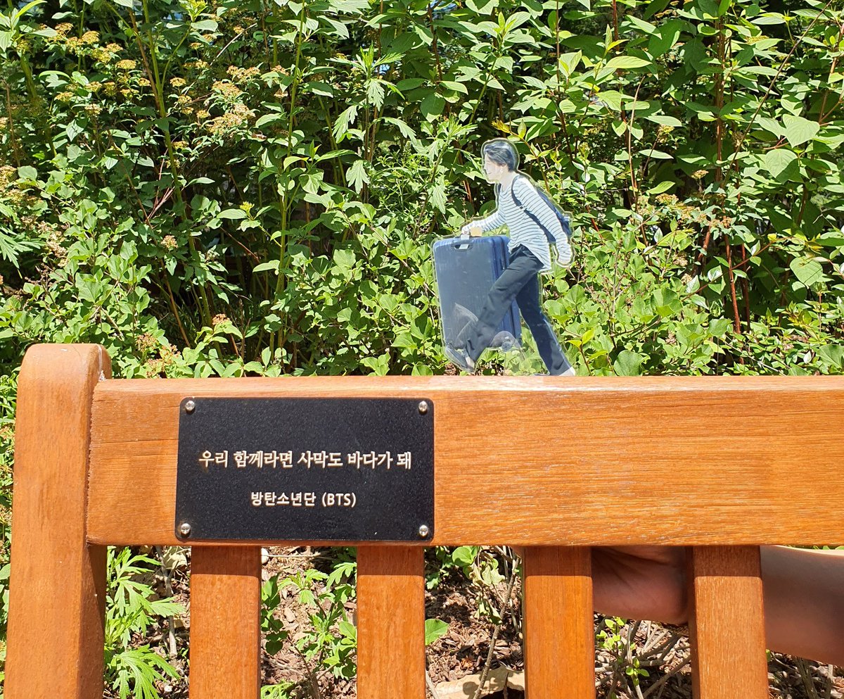 JIMIN_95chim's tweet photo. 날씨 좋고 기분도 좋고,
드디어 서울숲🥰
#지민벤치 #윤기벤치 #방탄벤치 https://t.co/PJ0p6Y0E7i