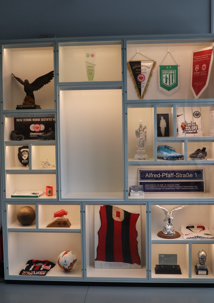 Liebe <a href="/EintrachtFrauen/">Eintracht Frankfurt Frauen</a>, wir haben schon mal Platz geschaffen.

Holt den Pott nach Frankfurt, wir drücken ganz fest die Daumen! 🏆