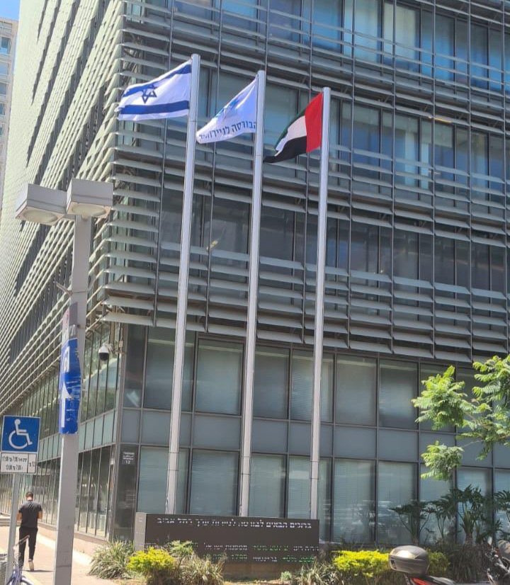 علم الإمارات يرفرف جنباً الى جنب العلم الاسرائيلي في السفارة التي افتتحت حديثاً في تل ابيب…