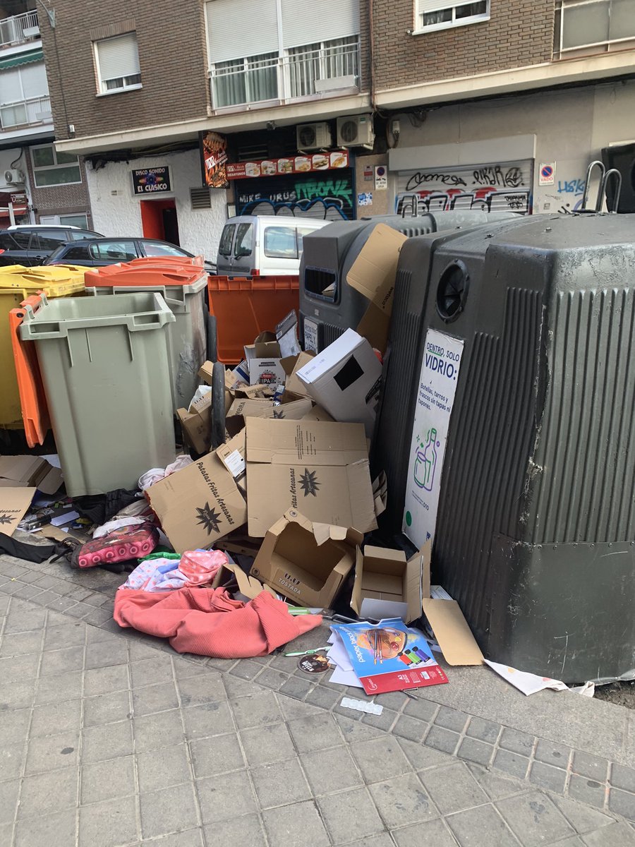 LauraGDPA's tweet photo. @Lineamadrid , @MADRID , @AlmeidaPP_ , @JMDArganzuela así está el contender de papel llevo dos dias escribiendo y sigue todo hecho una por quería! Es vergonzoso tener esto al lado del @madridrio. En Calle Esteban de Arteaga, 3, Madrid https://t.co/BjjYscjd13