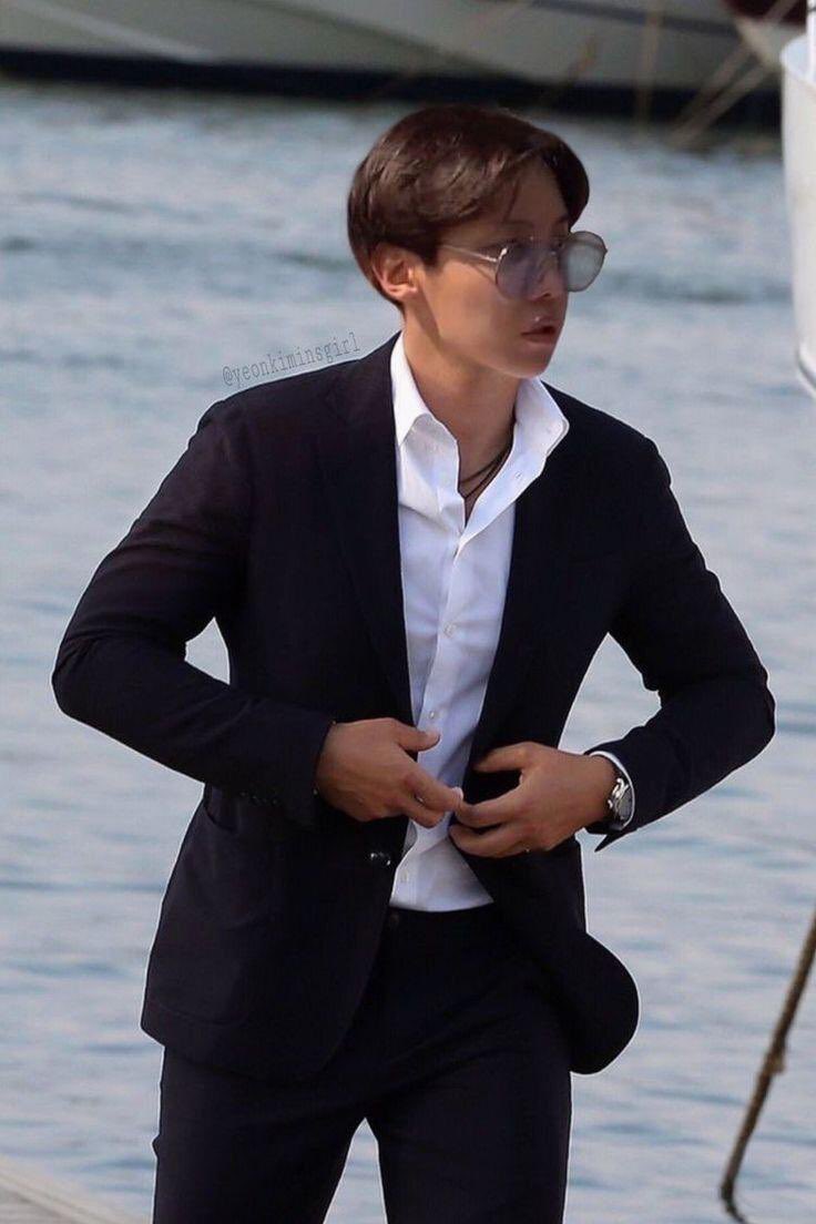 Krishborahaeyou's tweet photo. @tkchronicles That’s it. That’s the pic. That’s Hoseoqué for you💜💜 🙂 #jhope #HOSEOK #hoseoqué #jdope #HOBI #hobi #sunshine #bts #BTStwt https://t.co/3Ct1I5K9vB