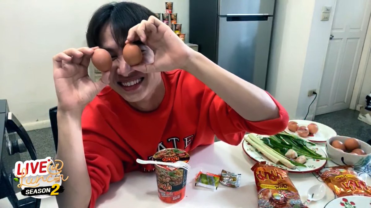 mamaloverth's tweet photo. อยากอร่อยเมื่อไรก็มาม่า แต่อร่อยแล้วต้องน่ารักด้วย กินมาม่ายังไงให้น่ารัก ให้ดูคุณเชฟเป็นตัวอย่างง น่ารัก���ม่พักเลยจริงๆ 💚#LiveAtLunchSS2xGun #AlldayMAMA #มาม่าอร่อย https://t.co/Kjzrh6eN2V