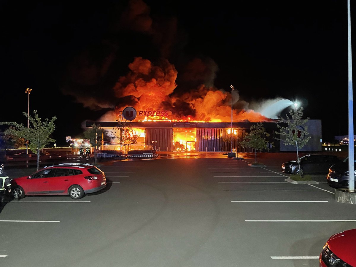 sdis53's tweet photo. Feu important au #SuperU de  L'Huisserie. De nombreux moyens engagés. Merci de ne pas vous rendre sur place pour laisser travailler les services de secours. https://t.co/SyNaCnmMX7