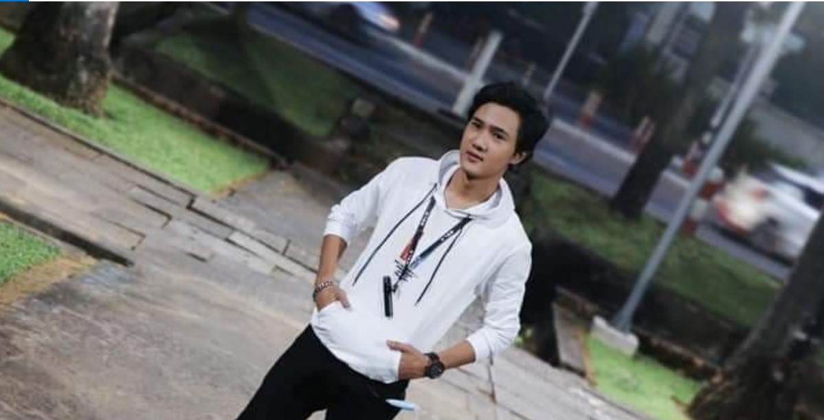 IrrawaddyNews's tweet photo. Model killed by military vehicle

Model Ko Htet Aung, 26, died from a head injury after being hit by a junta vehicle in Insein Township, Yangon, on Friday night. The vehicle knocked the model off his motorbike after he refused to stop at a checkpoint.
#WhatsHappeningInMyanmar https://t.co/MgTyW4W3Oz