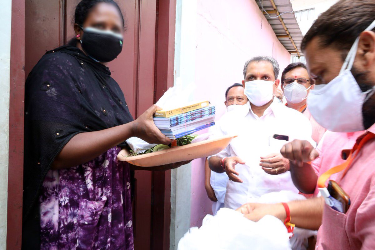 surendranbjp's tweet photo. Participated in #SevaHiSangathan
at Chirakkulam colony, Thiruvananthapuram. Books, vegetables and masks were distributed to the students in connection with the seventh-anniversary celebrations of the @narendramodi government. #SevenYearsOfSeva https://t.co/3TERjO4SJ4