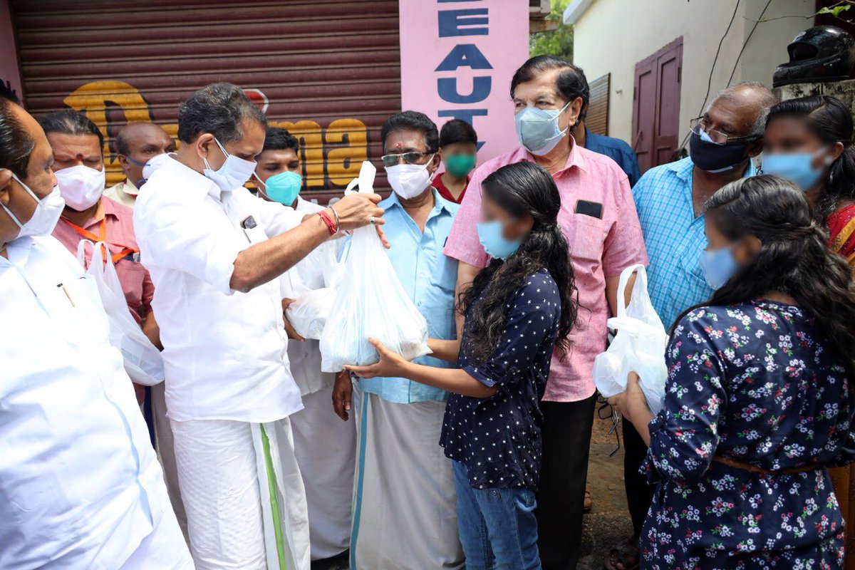 surendranbjp's tweet photo. Participated in #SevaHiSangathan
at Chirakkulam colony, Thiruvananthapuram. Books, vegetables and masks were distributed to the students in connection with the seventh-anniversary celebrations of the @narendramodi government. #SevenYearsOfSeva https://t.co/3TERjO4SJ4
