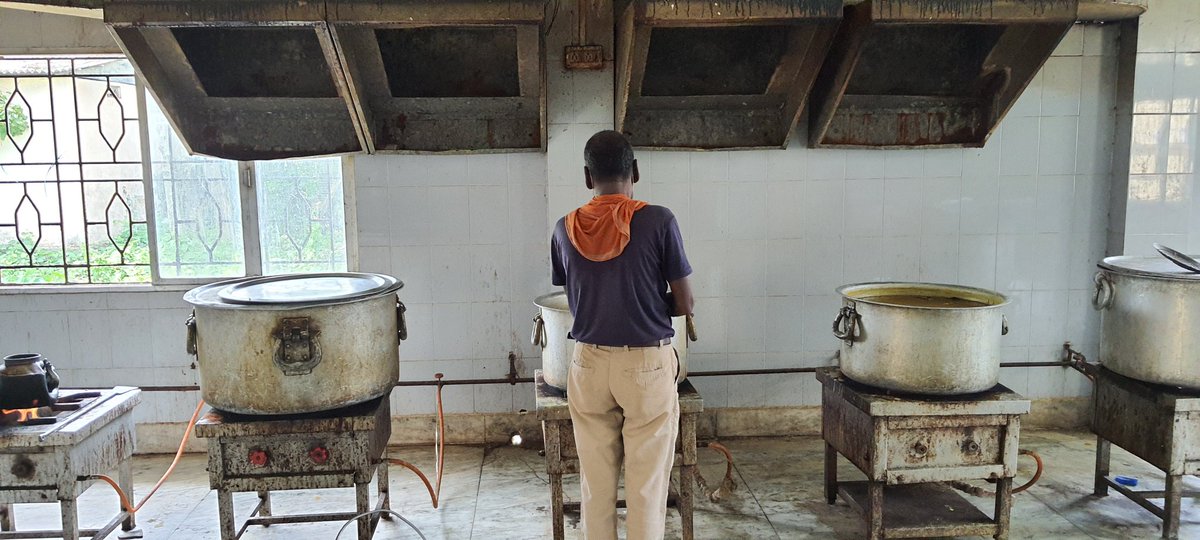 SilcharH's tweet photo. Our staffs in the DIET Section of SMCH are working overtime to serve food and water on time to the patients.
 
@CMOfficeAssam 
@keshab_mahanta 
@drrajdeeproy 
@nhm_assam
 @nhmcachar https://t.co/lSLwZP05TK