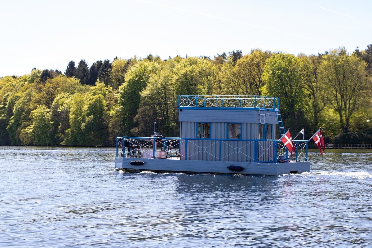 ACE_autoclub's tweet photo. Trendurlaub #Hausboot. Gut zu wissen 👉 Hausboote sind #Motorboote, die als kombiniertes Wohn- und Fortbewegungsmittel hauptsächlich für den #Urlaub auf Binnengewässern genutzt werden. In den meisten europäischen #Ländern ist dafür kein Bootsführerschein nötig. #Sonne #Baden https://t.co/MWg5qR9VwB