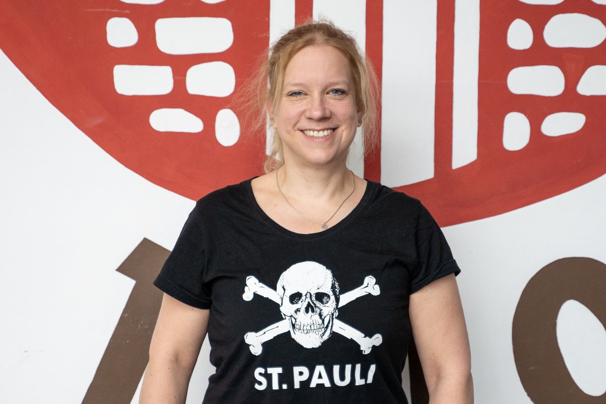 fcstpauli's tweet photo. Happy Birthday, Sandra #Schwedler! 😊

Unsere Aufsichtsratsvorsitzende feiert heute ihren 4️⃣1️⃣. Geburtstag. Liebe Sandra, wir wünschen Dir alles Gute und einen schönen Tag! 🎁

#fcsp https://t.co/CmF6uS5QIG
