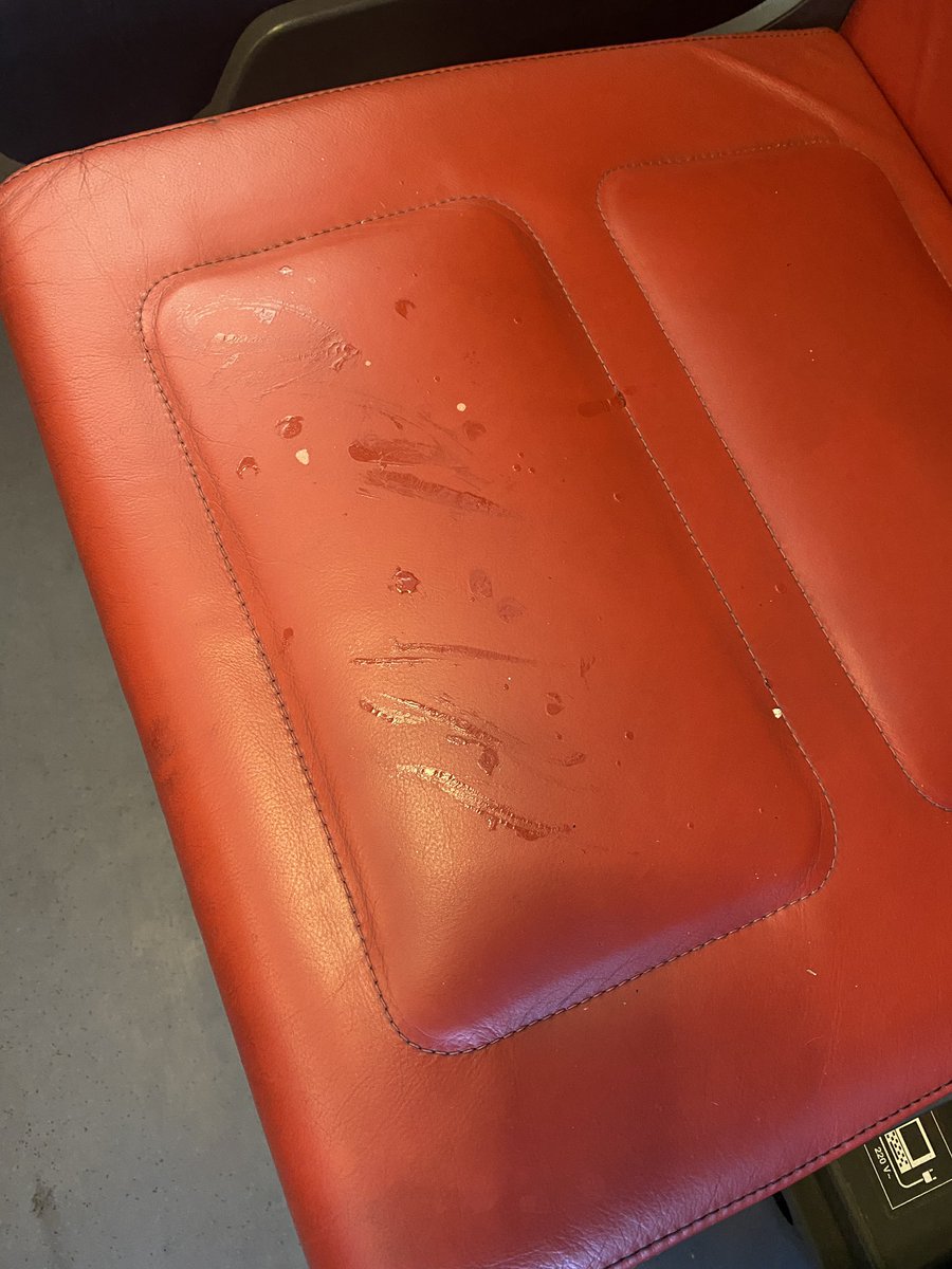 Schandalig <a href="/NS_online/">NS online</a> dat jullie stoelen er in de 1e klas zo uit zien. Geen schoonmaakteam? <a href="/ProRail/">ProRail</a>