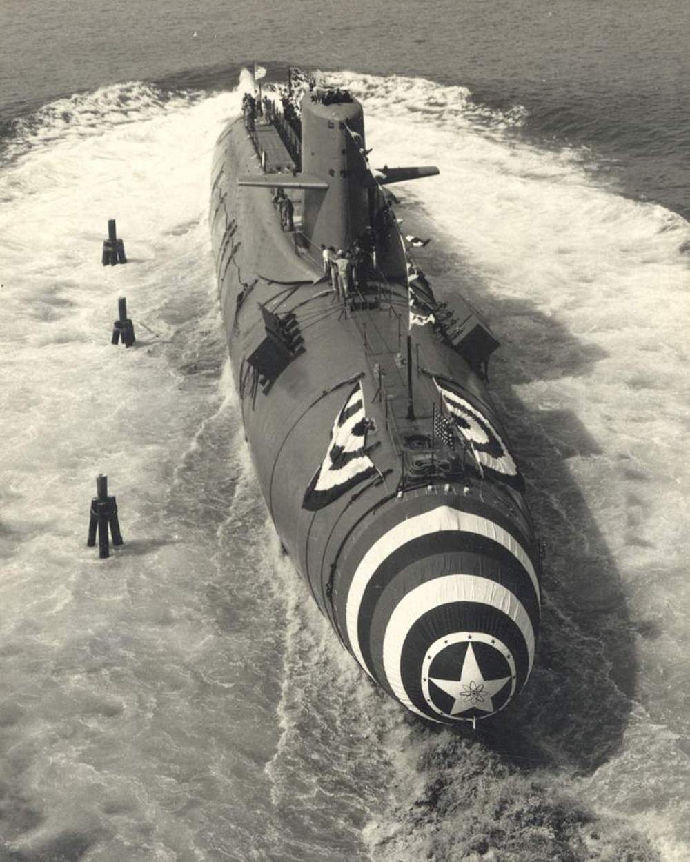 Tansoku102cm 短足沼地人 そういえば進水式のときの潜水艦のデコレーションってまさに服を着せられた潜水艦ですよね 意味不明 画像はジョージワシントン級の パトリックヘンリー Tansoku102cm 短足沼地人 そういえば進水式のときの潜水艦のデコレーションってまさに服を着せられた潜水艦ですよね 意味不明 画像はジョージワシントン級の パトリックヘンリー