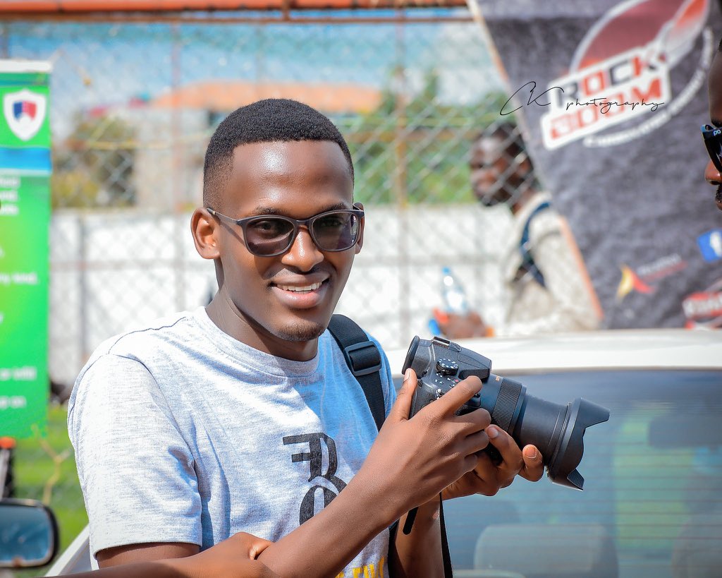 Bubble__Studios's tweet photo. Thank you our CEO @DixonTumwebaze for always being at the UOT events to represent us #UOTsoccerXMelbetUG #UOTSoccerGalla !#UOTSoccerGala https://t.co/zDZ43BLzaR