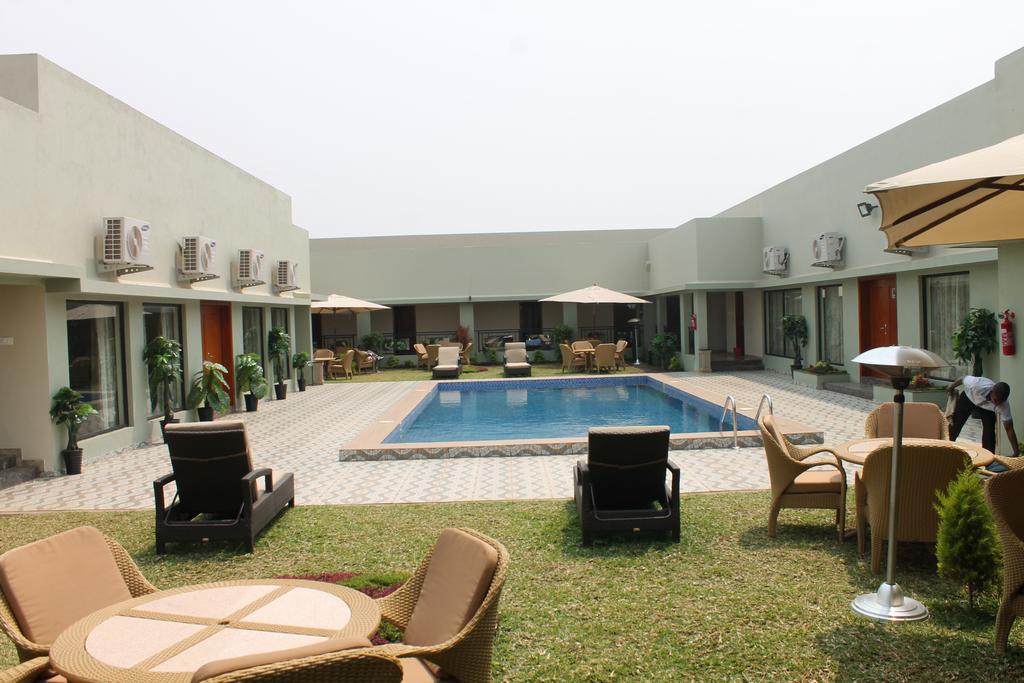 🇨🇩#RDC, Kolwezi qui est bien servi par de vol direct grâce à Mwant Jet de <a href="/gueda18/">Gueda Yav Wicht</a> n'est pas qu'une ville minières, avec son potentiel touristique dans la région, ses hôtels de luxe à l'africaine vous attendent pour vous dire "Karibu Kwetu" => bien venu chez nous.

#VisitCongo