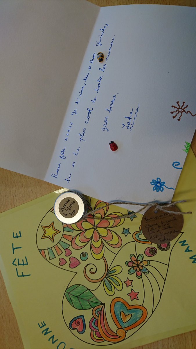Bonne fête à toutes les mamans 😍
Leur cadeau cette année : une belle carte avec un joli mot doux et un baume à lèvres bio: beurre de karité, huile de coco, cure d'abeille et HSE d'orange douce.
Nous avons joué aux petits cuisiniers en cosmétique 😊
💋🥥