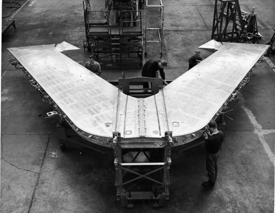 BlickyIan's tweet image. Geek alert - a rare picture of how a Lightning wing is constructed- The two wings are mated together by a centre spar - The fuel is kept integrally as well as in the flaps - not fitted - Along the front of the wings behind the leading edge you can see where all the cabling goes