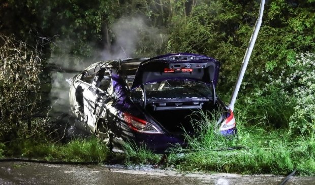 Auto volledig uitgebrand na eenzijdig ongeval op Derringmoerweg in Arnemuiden - ..
