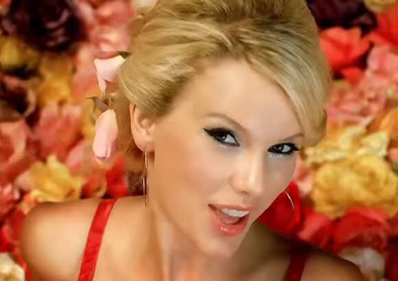 trixiebowery's tweet photo. taylor swift: “i almost didn’t notice all the roses”

the roses: https://t.co/LLo9w5ycTy
