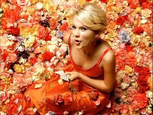 trixiebowery's tweet photo. taylor swift: “i almost didn’t notice all the roses”

the roses: https://t.co/LLo9w5ycTy