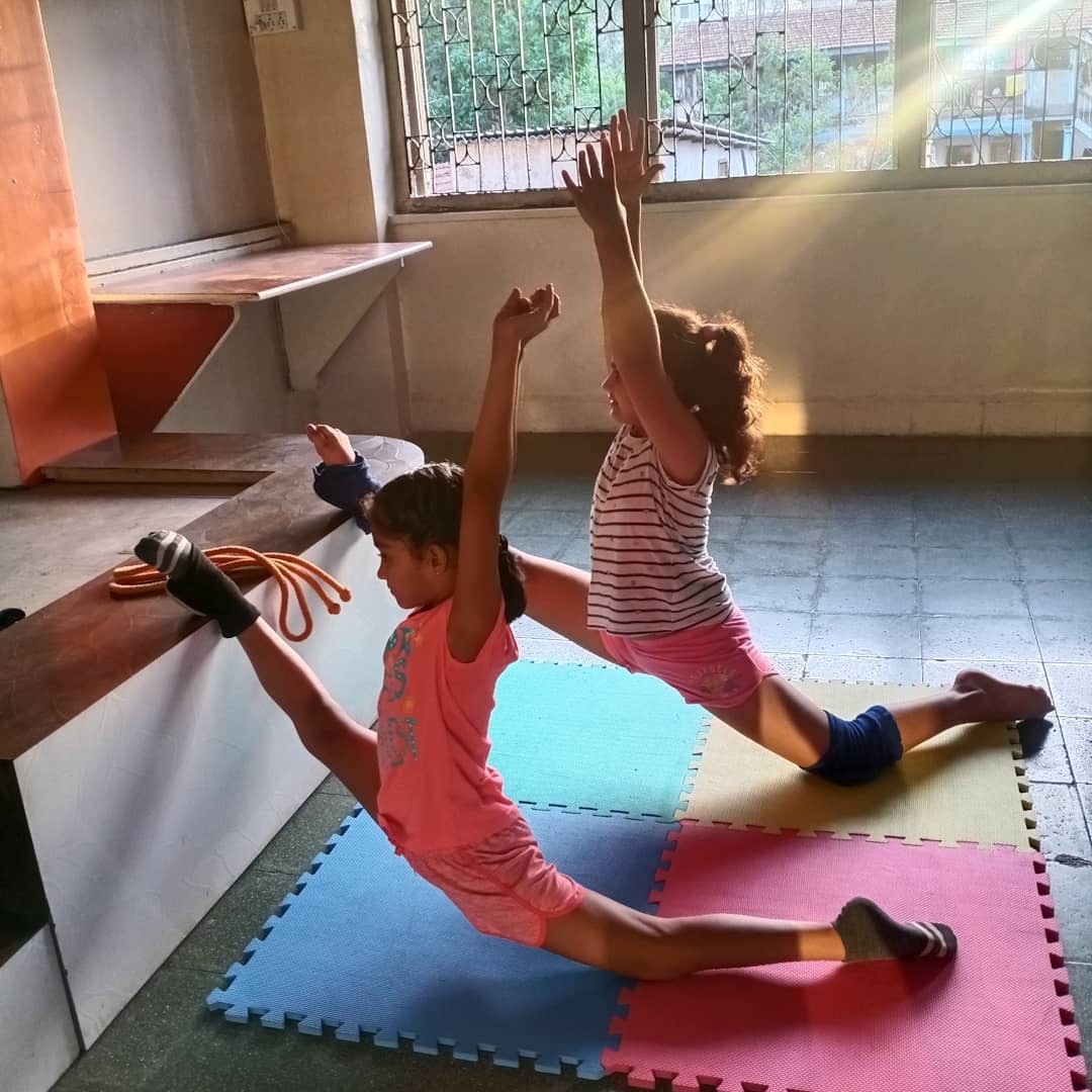 PremierRhythmic's tweet photo. Our dedicated PRGA juniors practicing and exercising together, keeping the sporting spirit going strong! #onlinetraining continues in full force for all batches. #PremierRhythmic #rhythmicgymnastics #mumbaisports #varshaupadhye https://t.co/482USLyBvl