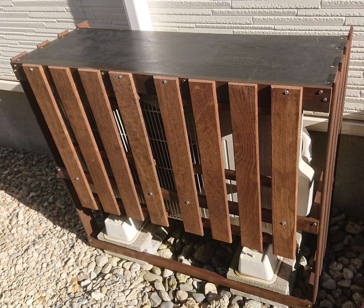 まめ Dﾟ ﾁﾗｯ スノコと100均の板で室外機カバーを製作 何となく出来ていればいいので寸法は感覚 ポイントはブロックの凹みに板が入るようにと 倒れないように裏側に板を着けて上から被せるようにしました ｵﾂｶﾚｻﾝ