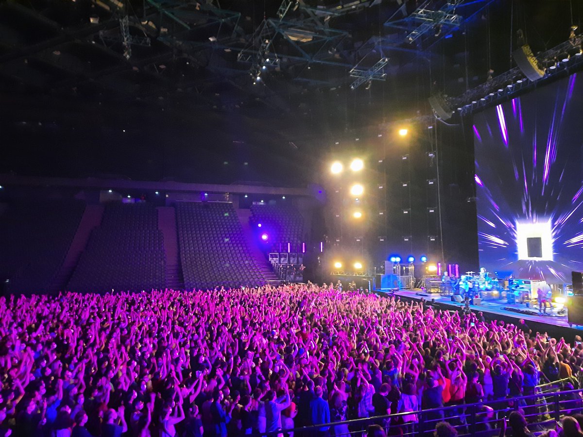 FC_actu's tweet image. Des sourires derrière les masques : 5 000 spectateurs ont applaudi le groupe Indochine hier soir lors du concert test organisé à Paris avec l&apos;AP-HP. Un avant-goût d&apos;un retour à la vie normale cet été, si les résultats sont concluants. Reportage de @FioMog 
franceculture.fr/emissions/jour…