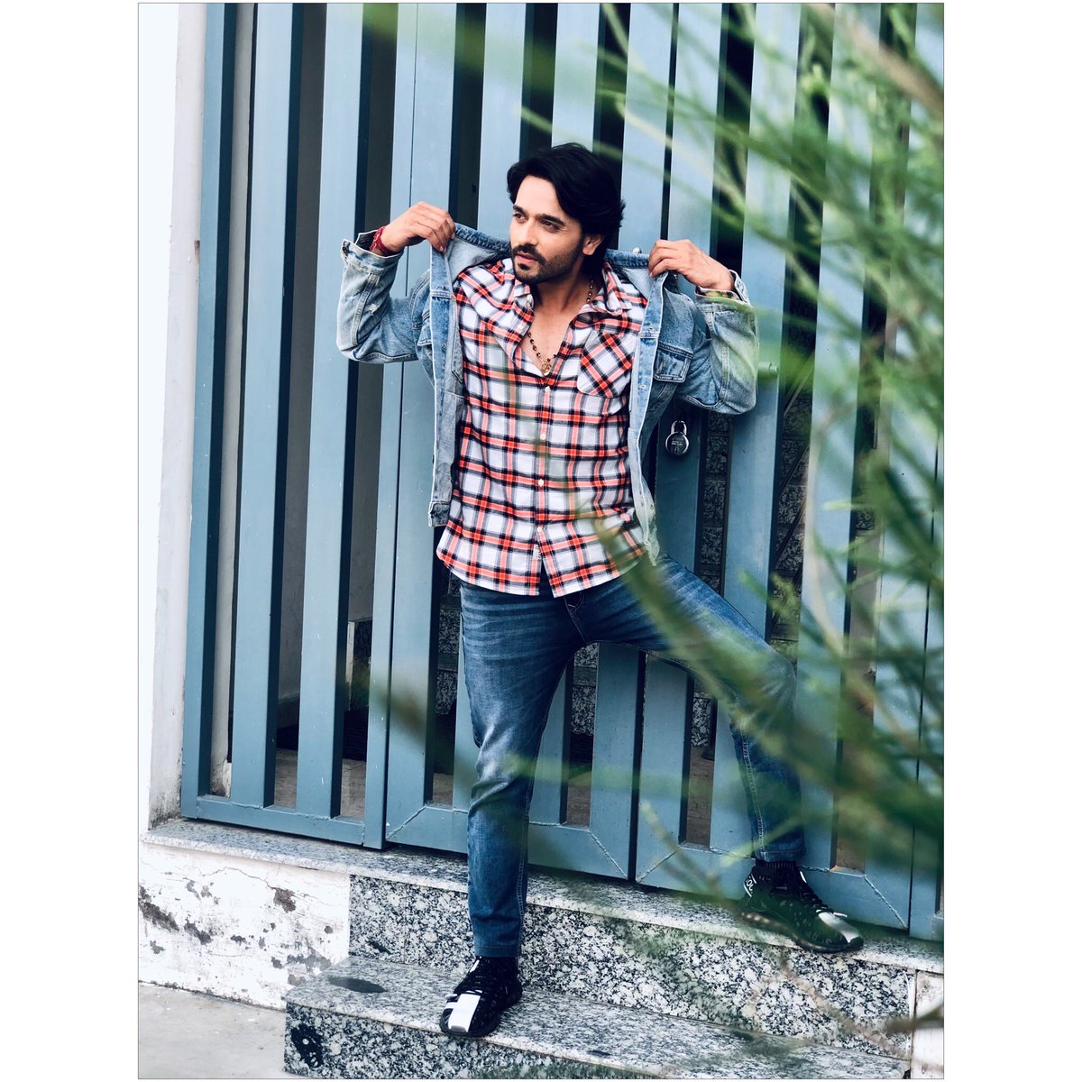 चल आ चुपके से मुलाक़ात करते हैं
आ फिर अपनी कोई बात करते हैं
इल्ज़ाम तों लगाना ही है कमबख़्तों को
चल फिर दिल्लगी कोई सरेआम करते हैं

चल आ चुपके से मुलाक़ात करते हैं
आ मुश्किल अपने हालात करते हैं
पिघल तों जाना है कमबख़्त ज़िंदगी को
चल आ जला कर इसको मोम करते हैं। 

⁃ASR (पंडितजी)