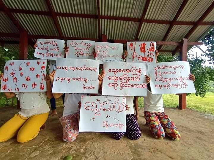 aom_april's tweet photo. "Blood strike" in Pein Taw Village, Thayet Chaung Township.

"Do not be cold-blooded
There is still blood debt "

#May30Coup 
#WhatsHappeningInMyanmar https://t.co/RB605Ji8is