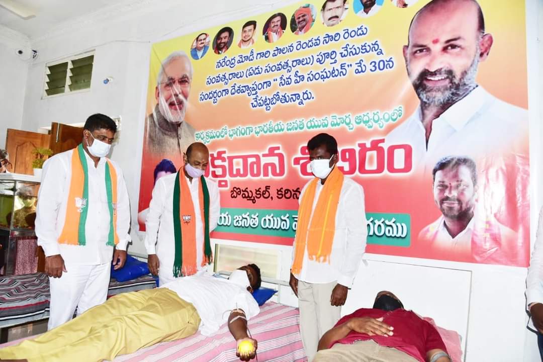 bandisanjay_bjp's tweet photo. ప్రధాని శ్రీ @narendramodi గారి ఏడేళ్ల పాలన పూర్తి చేసుకున్న సందర్భంగా దేశ వ్యాప్తంగా సేవా కార్యక్రమాలు జరుగుతున్నాయి. తెలంగాణ రాష్ట్రంలో అన్ని గ్రామాల్లో సేవా కార్యక్రమాలు నిర్వహించడం జరిగింది. నిరుపేదలకు బియ్యం పంపిణీ, మాస్కులు, నిత్యావసరాలు ఇవ్వడం జరిగింది. https://t.co/zcI52yiMGa