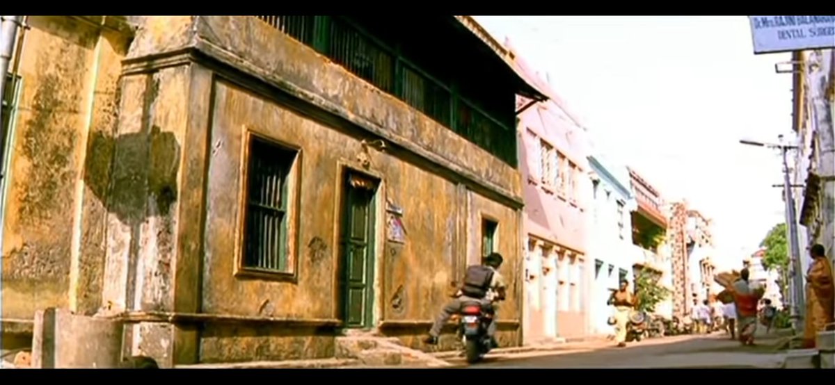 #Mudhalvanonsuntv <a href="/shankarshanmugh/">Shankar Shanmugham</a>
#Mudhalvan 

Cringe elements of Shankar and Sujatha.

1. Hero house in Agrahaaram...opposite la kooda avaaaa dhan varanum.