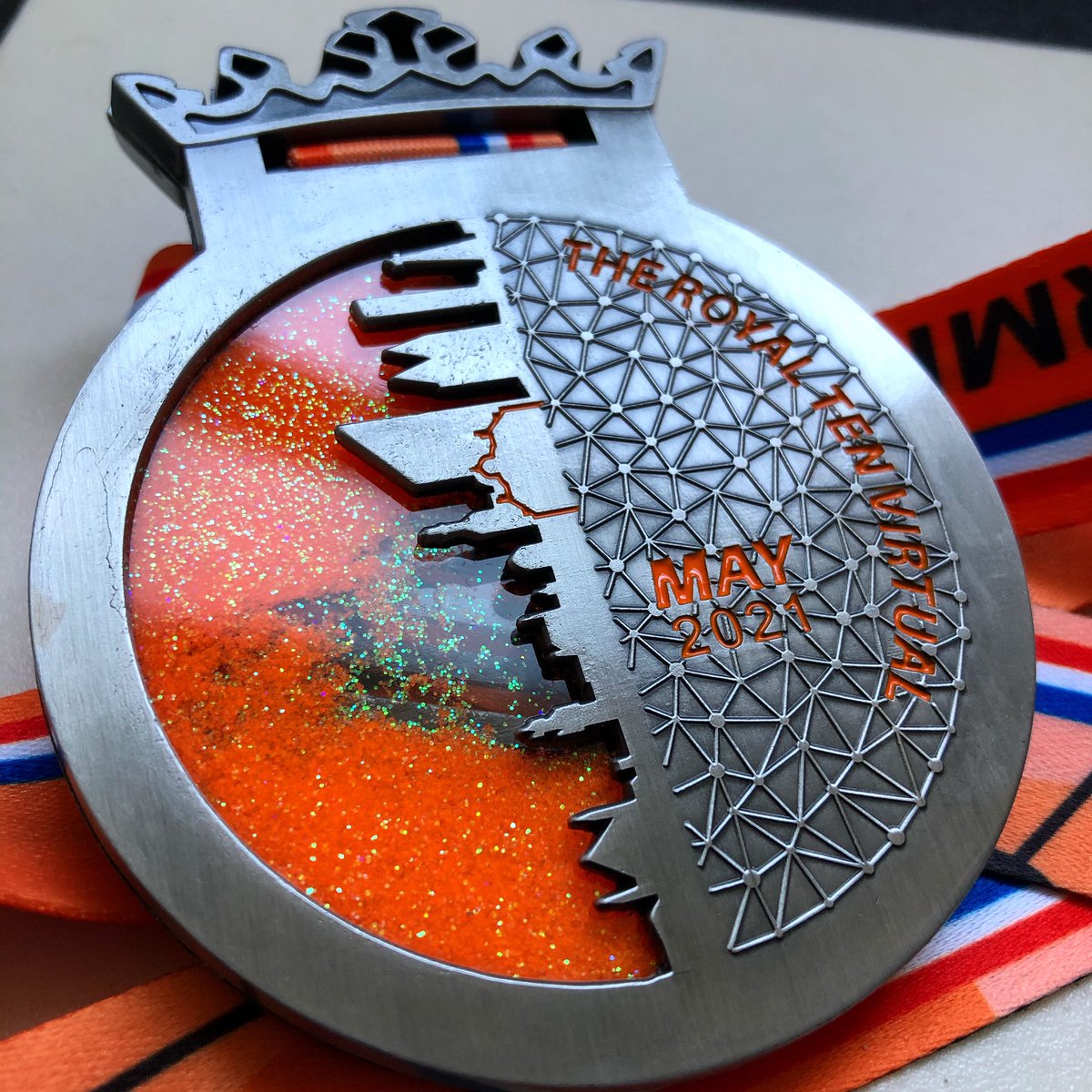 TheRoyalTenDH's tweet photo. FINAL COUNTDOWN 1️⃣

Vandaag is de allerlaatste dag van The Royal Ten Virtual 🧡 

Jij wil deze fantastische medaille toch ook om je nek kunnen hangen? 🥇

Schrijf je dan nu nog in via de link in onze bio en doe mee! 🏃🏼

#royaltenvirtual #virtualrunning #laatstekans #schrijfjein https://t.co/oPwM4pXnPe