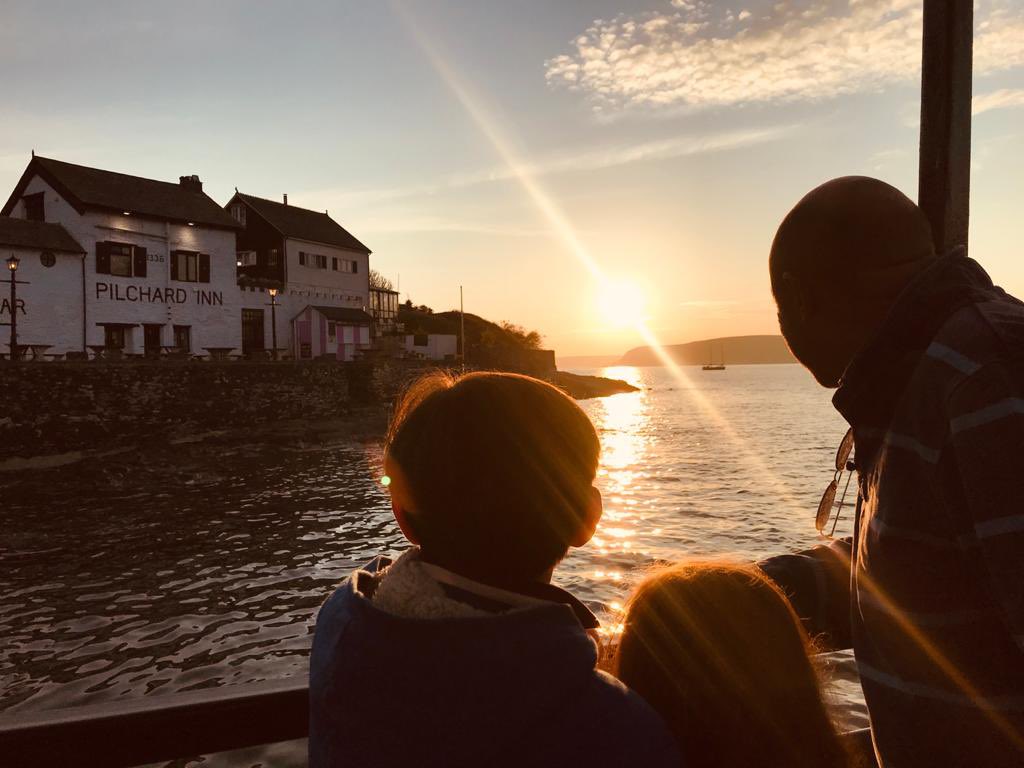 TomLong78's tweet photo. Lovely evening over on @Burgh_Island at the #PilchardInn.

First meal out - but in - for 5+ months, although of course, now we can go inside again, the weather is spectacular!

Fabulous sunset, as seen from the sea tractor as we returned home.

🌅 🏖#SouthDevon https://t.co/kGa40Zl5cB
