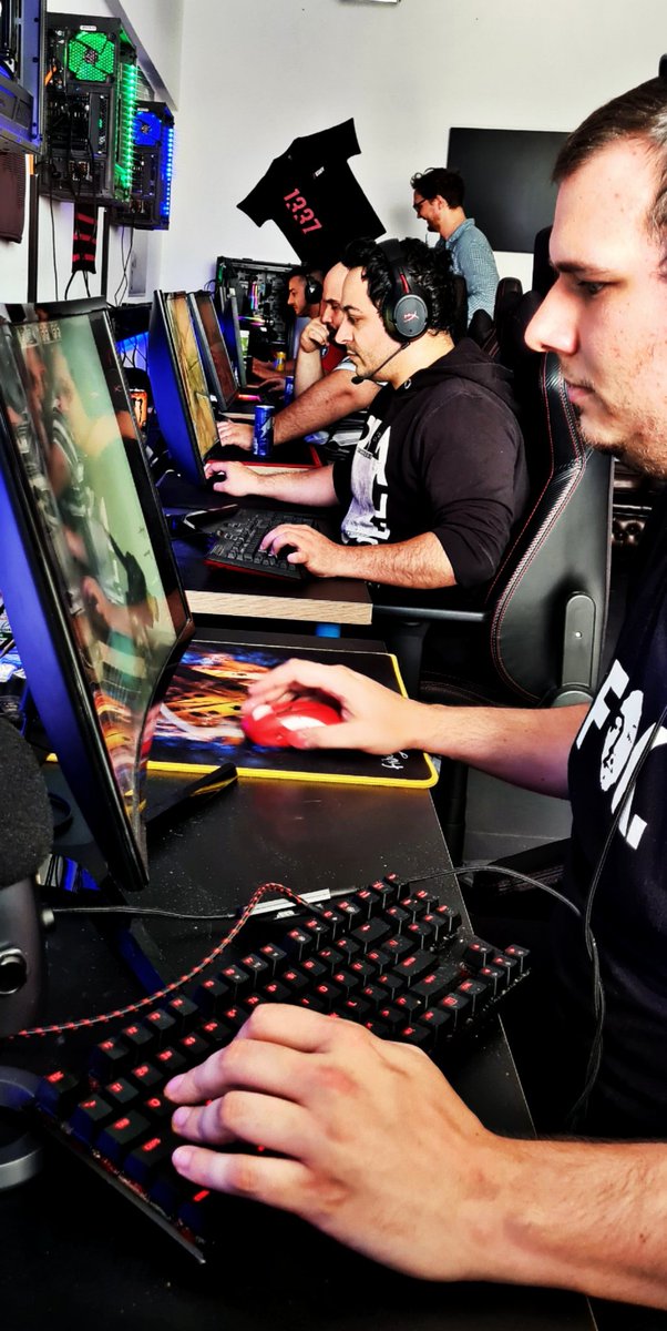frafraggers's tweet photo. #meetTheTeam 

Gestern war unsere @Kayteecs im @eCampFrankfurt zu Besuch, um die Jungs vom #1337Frankfurt #CSGO Team zu treffen

Sonnenschein, gepaart mit Pizza und einer Fotosession sorgten für einen coolen Samstag Nachmittag

Auch Bock? Besucht uns auf https://t.co/Jr0w6yy6RW https://t.co/ySSROzEO0F