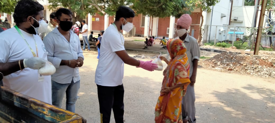 deekay4148's tweet photo. Trying our bit to help as much as needy people during this time of distress. Distributing cooked food at Sishu Bhawan, Cuttack. Special thanks to our Cuttack District Congress President Sj. Manas Choudhury for your constant help and support.
#LadengeAurJeetenge
#SOSDCCCTC https://t.co/riYDqIVsNO
