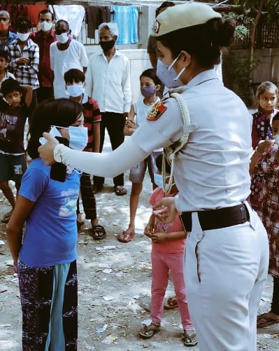 prems_negi's tweet photo. T008. Educating residents of the area for following #COVID19 appropriate behaviour and obeying Lockdown guidelines by public announcements and distributing masks.
#SunlightColony
@ACPLajpatNagar https://t.co/tciMplv1qF
