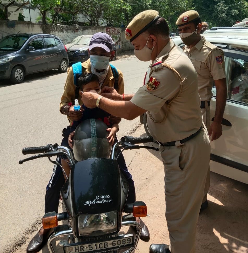 prems_negi's tweet photo. T008. Educating residents of the area for following #COVID19 appropriate behaviour and obeying Lockdown guidelines by public announcements and distributing masks.
#SunlightColony
@ACPLajpatNagar https://t.co/tciMplv1qF