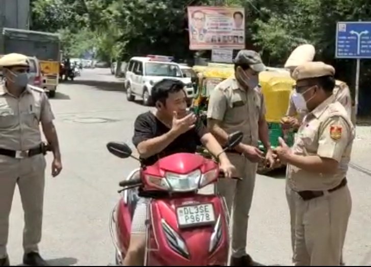 prems_negi's tweet photo. T008. Educating residents of the area for following #COVID19 appropriate behaviour and obeying Lockdown guidelines by public announcements and distributing masks.
#SunlightColony
@ACPLajpatNagar https://t.co/tciMplv1qF