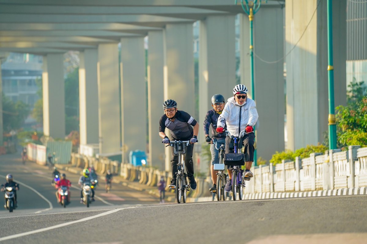 duniadian's tweet photo. Mending gowes di pinggir, kalau ketemu tempat makan enak melipir.😋

#gowes #pesepeda #sepeda #roadbike #seli #brompton https://t.co/IntxCA7FAO