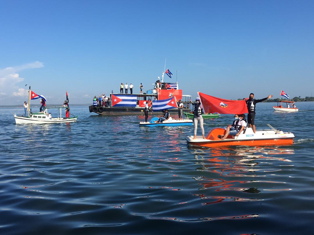 Jóvenes y pueblo cienfueguero protagonizan regata en la bahía de la Perla del Sur, sumándose así al reclamo mundial contra el bloqueo económico, comercial y financiero de Estados Unidos contra la Isla🇨🇺.

#EliminaElBloqueo
#TambiénEsUnVirus
