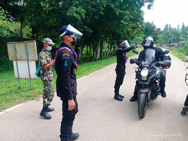 "กรมทหารพรานที่11 พร้อมดูเเลประชาชนการป้องกันเเพร่ระบาดcovid-19"
กรมทหารพรานที่ 11 เข้มงวดเเละอยู่ภายใต้มาตรการการป้องกันการเเพร่ระบาดของเชื้อไวรัส covid-19 โดยมีการวัดอุณหภูมิเเละฉีดเจลล้างมือให้กับชาวบ้านตามเเนวชายเเดนตะวันตก ที่มีการผ่านจุดตรวจ/ด่านตรวจ