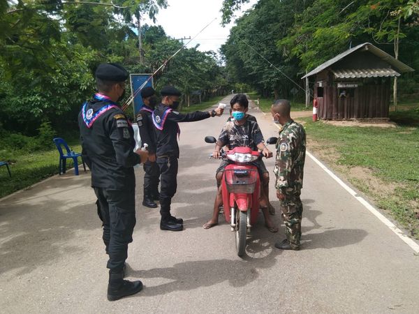 1st_Army_Area's tweet photo. "กรมทหารพรานที่11 พร้อมดูเเลประชาชนการป้องกันเเพร่ระบาดcovid-19"
กรมทหารพรานที่ 11 เข้มงวดเเละอยู่ภายใต้มาตรการการป้องกันการเเพร่ระบาดของเชื้อไวรัส covid-19 โดยมีการวัดอุณหภูมิเเละฉีดเจลล้างมือให้กับชาวบ้านตามเเนวชายเเดนตะวันตก ที่มีการผ่านจุดตรวจ/ด่านตรวจ https://t.co/aEIHMYi7Lp