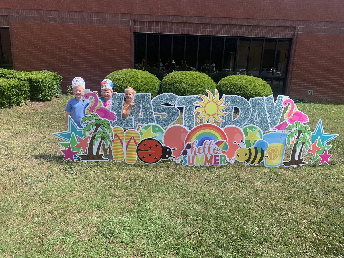 Ambieridley's tweet photo. LAST DAY LUAU @Hubbard_Elem! 🌴🌺🦩🍍☀️ We made it!!! 🙌🏼 https://t.co/D567jl0KQ7
